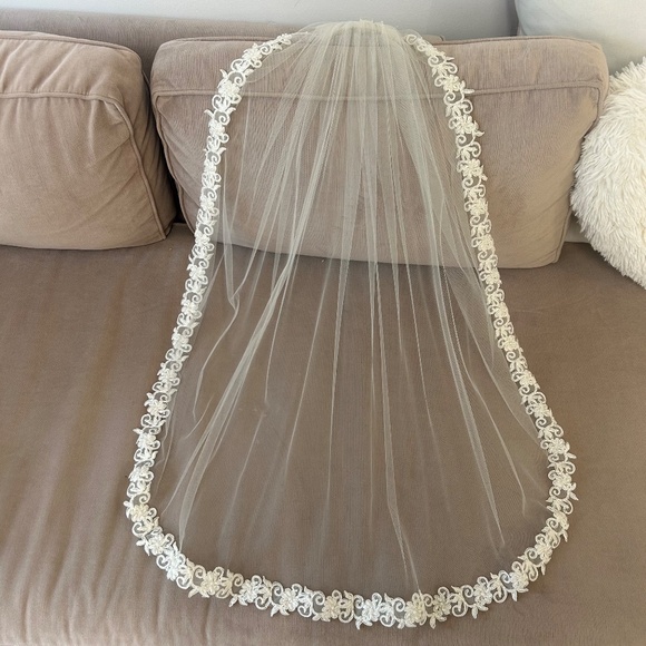 Classic Mantilla Fingertip Bridal Veil with Floral Appliqué Edge Trim